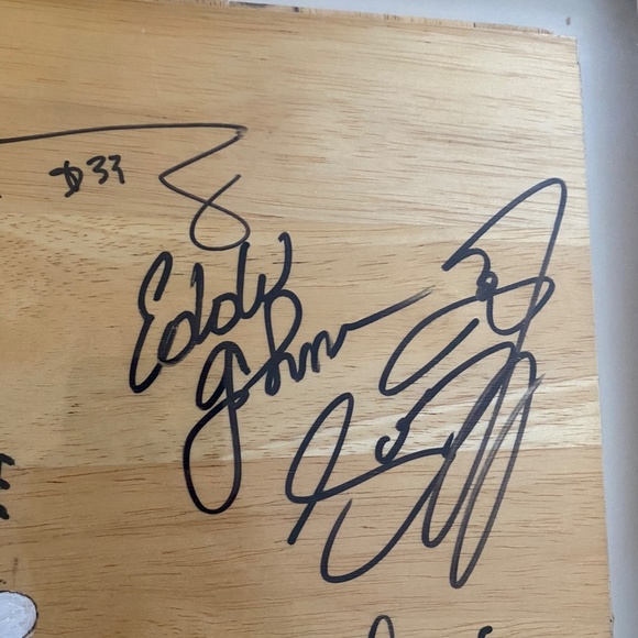 1992-1993 Charlotte Hornets Memorabilia - Picture 2 of 6